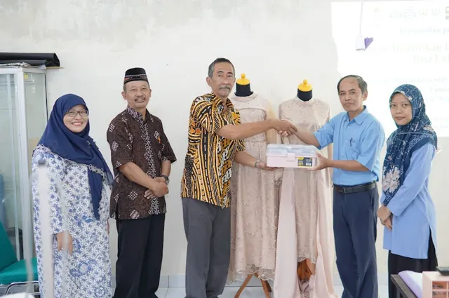 Foto pendukung: Terobosan Menarik: Dosen Universitas Muhammadiyah Yogyakarta (UMY) Mendampingi Siswa SMK Jurusan Tata Busana Dalam Membangun Usaha
