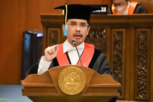 Featured image: Guru Besar FH UNAIR Raih Predikat Dosen Hukum Favorit Nasional 2024