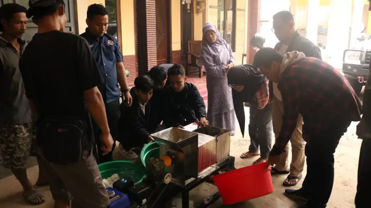 Foto pendukung: Dosen Institut Teknologi Telkom Purwokerto Bantu UMKM Jati Rasa dengan Alat Produksi dan Website