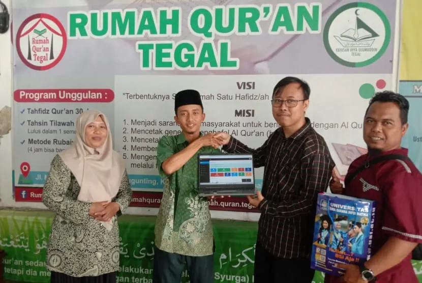 Foto pendukung: Dosen Universitas BSI Tegal Serahkan Aplikasi Manajemen Data ke Rumah Quran Tegal”
