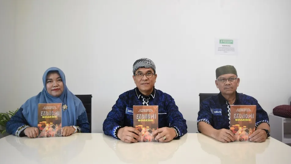 Foto pendukung: Tiga Dosen Pascasarjana IIB Darmajaya Menerbitkan Buku Inovatif ‘Ekonomi Manajerial’ untuk Meningkatkan Pemahaman Mahasiswa
