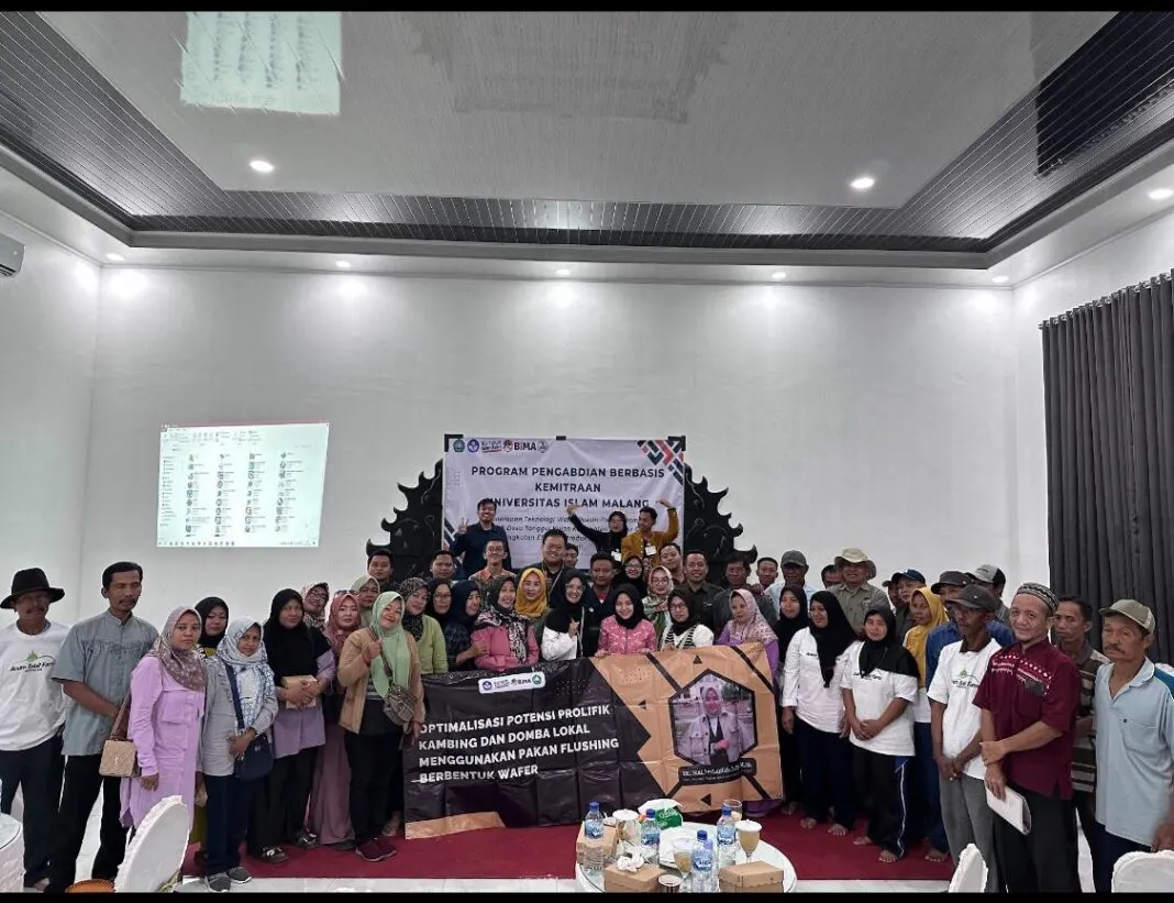 Foto pendukung: Dosen dan Mahasiswa Fakultas Peternakan Universitas Islam Malang Berikan Pelatihan Pakan Flushing Inovatif di Desa Tanggul Kulon