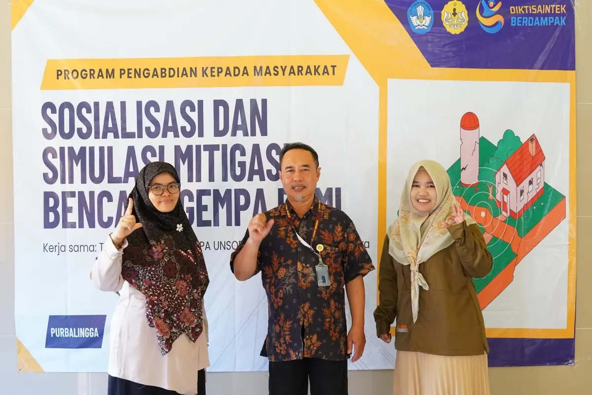 Foto pendukung: Tingkatkan Kesiapsiagaan Siswa Baru, Tim Dosen Unsoed Gelar Simulasi Gempa dalam Rangkaian MPLS di SMAN 1 Padamara
