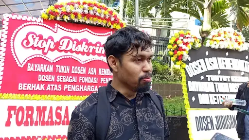 Featured image: Dosen Protes Tunjangan Kinerja yang Tak Cair: “Mimpi World Class University, Gaji Rp2 Jutaan”