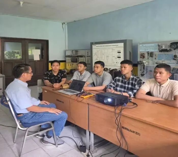 Foto pendukung: Pelatihan Sistem Pengisian dan Perawatan Engine 4 Tak untuk Pemuda Loa Janan Ilir oleh Tim Dosen Polnes
