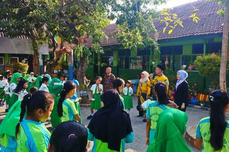 Foto pendukung: Dosen UNIPMA Madiun Giatkan Pembiasaan Positif dan Literasi melalui Storytelling di SDN 03 Kanigoro Madiun