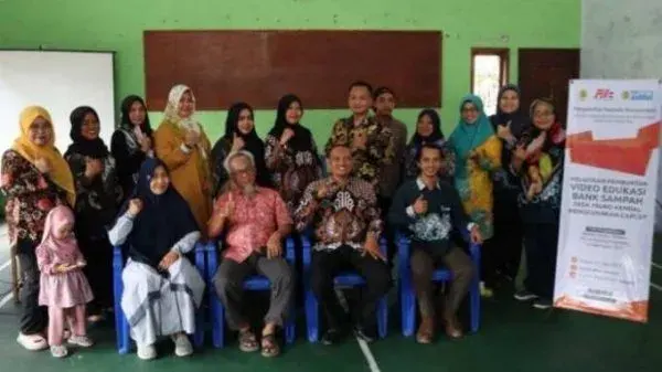 Foto pendukung: “Dosen FTIK Universitas Semarang (USM) Bantu Pengelolaan Sampah di Desa Truko Kendal Melalui Pelatihan Video Edukasi Bank Sampah”