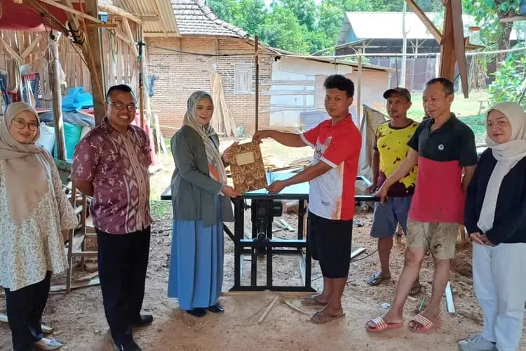 Foto pendukung: Dosen UMK dan Unisnu Jepara Berikan Inovasi Teknologi Tepat Guna untuk Pengusaha Mebel di Jepara