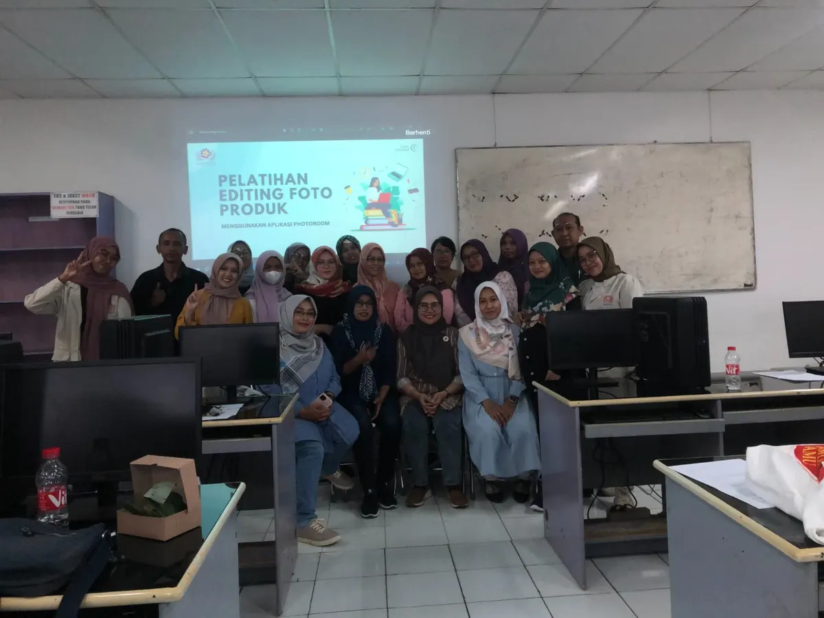 Foto pendukung: Dosen Amikom Purwokerto Melatih PKK Desa Ketenger Dalam Editing Foto Produk
