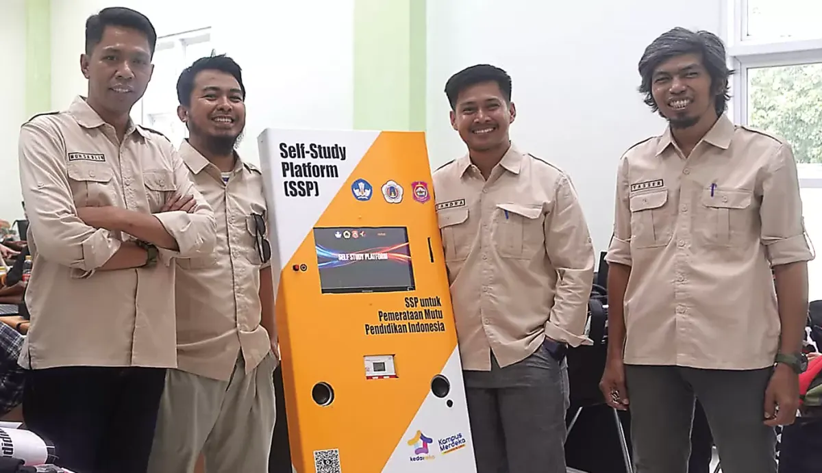 Foto pendukung: Inovasi Ikhsan dan Timnya dalam Membuat Sistem Pembelajaran Digital Berbasis Energi Surya