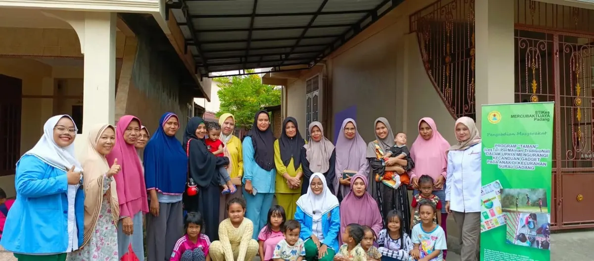 Foto pendukung: Pengabdian Masyarakat Dosen dan Mahasiswa STIKes Mercubaktijaya Padang: Mengurangi Kecanduan Gadget pada Anak dengan Program Taman Tradisional