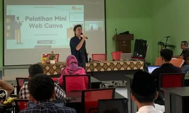 Foto pendukung: Jordy Lasmana Putra, Dosen UNM dan Konten Kreator, Beri Pelatihan Mini Web dengan Canva di SMAN 55 Jakarta