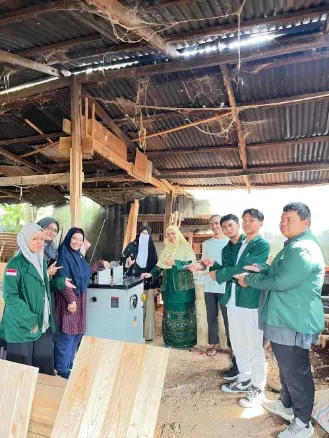 Featured image: Dukung Produktivitas UMKM, Dosen FT USU Serahkan Mesin Spindle ke Pengrajin Kusen di Medan Marelan