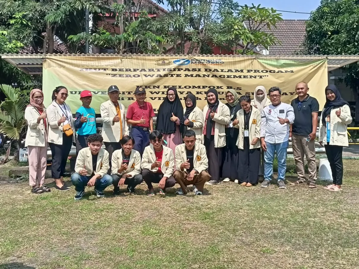 Foto pendukung: Dosen dan Mahasiswa UWKS Bersihkan dan Hijaukan Dukuh Menanggal