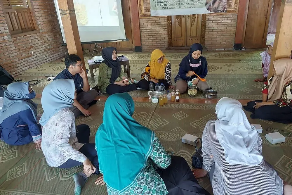 Foto pendukung: Pelatihan Pembuatan Cuka Salak di Desa Wisata Pulesari, UPN Veteran Yogyakarta Berdayakan Petani Salak Pondoh