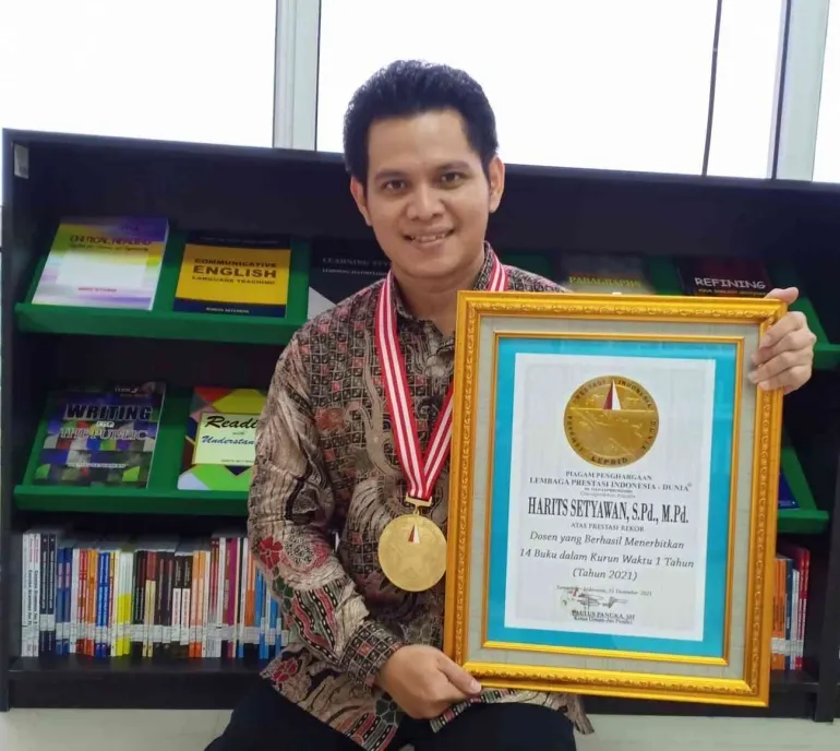 Foto pendukung: Dosen DKV IT Sumatera Terbitkan 14 Buku dalam Setahun, Raih Penghargaan LEPRID