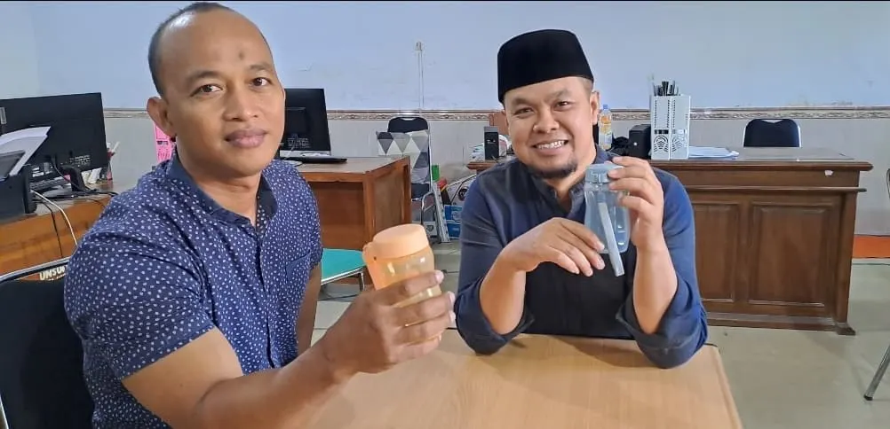 Foto pendukung: Prodi PAI Universitas Nahdlatul Ulama Sunan Giri Bojonegoro Bagikan Tumbler Gratis untuk Dosen, Dukung Kampanye Ramah Lingkungan