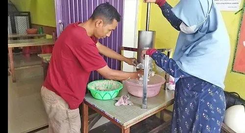 Foto pendukung: Inovasi Tim Dosen Universitas Tribhuwana Tunggadewi Bantu UMKM Bakso Wilujeng Tingkatkan Produksi dan Higienitas