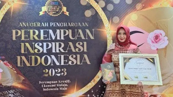 Foto pendukung: Dosen ITTelkom Surabaya, Anfazul Faridatul Azizah, Meraih Penghargaan Perempuan Inspirasi Indonesia 2023
