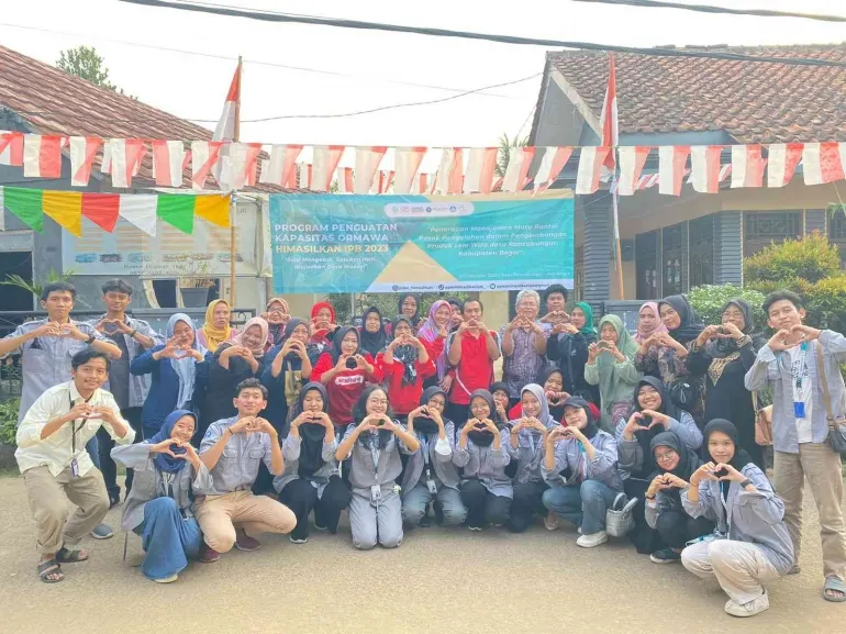 Foto pendukung: “Dosen IPB Bantu Pencerdasan Keuangan Ibu-ibu KWT di Desa Rancabungur dalam Program Desa Wirausaha”