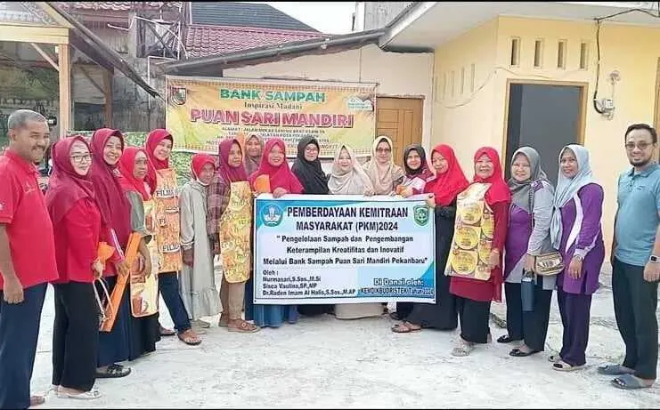 Foto pendukung: UIR Laksanakan Program Kemitraan Masyarakat di Bank Sampah Puan Sari Mandiri Pekanbaru