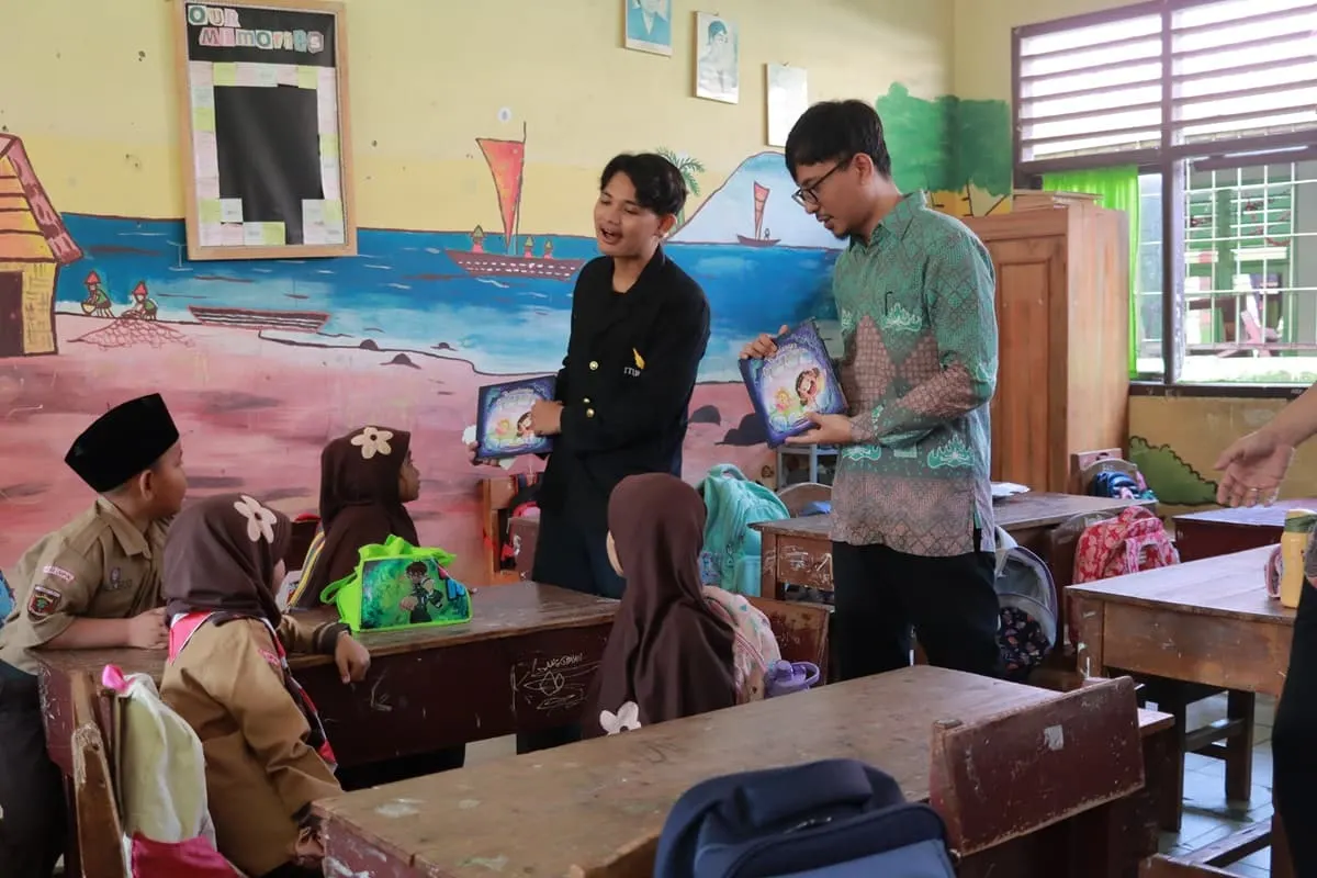 Foto pendukung: Dosen DKV Itera Adakan Kegiatan Bercerita untuk Edukasi Kesehatan Gigi Anak di SDN 2 Harapan Jaya
