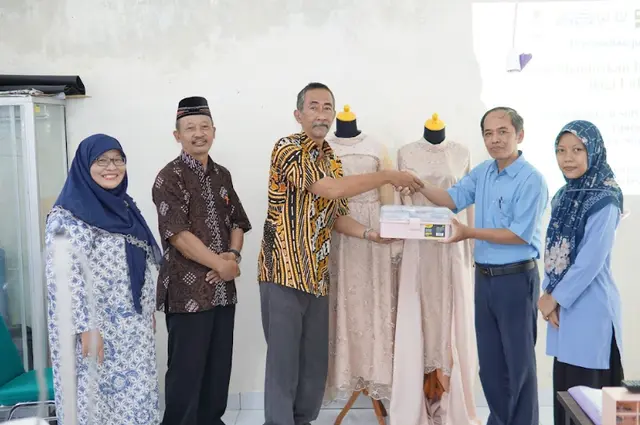Sampul: Terobosan Menarik: Dosen Universitas Muhammadiyah Yogyakarta (UMY) Mendampingi Siswa SMK Jurusan Tata Busana Dalam Membangun Usaha