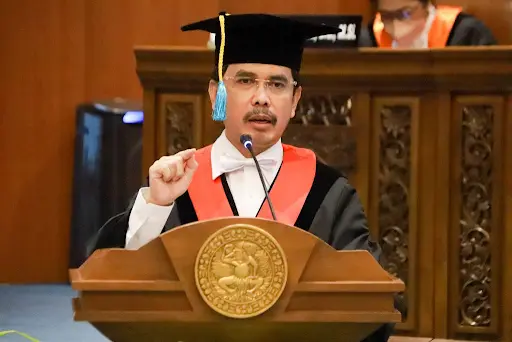 Sampul: Guru Besar FH UNAIR Raih Predikat Dosen Hukum Favorit Nasional 2024