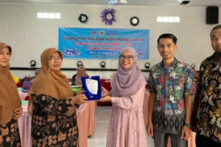 Sampul: Dosen Universitas Negeri Padang Berkolaborasi dengan SMAN 1 X Koto: Pelatihan Media Pembelajaran Canva untuk Guru