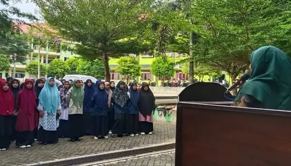 Sampul: FDIK UIN Syahada P.Sidimpuan Menerapkan Character Building untuk Pembinaan Mahasiswa