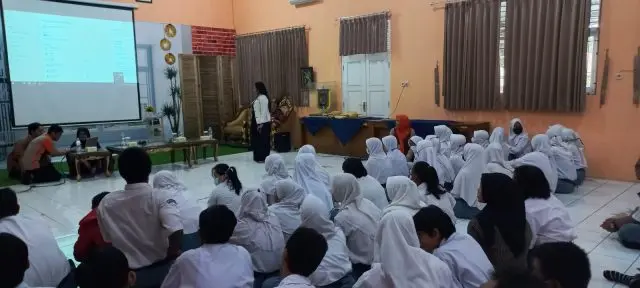 Sampul: Pendampingan Penggunaan Sosial Media untuk Meningkatkan Keterampilan Berbahasa Siswa SLB di Tembalang: Kontribusi Magister Ilmu Susastra Undip
