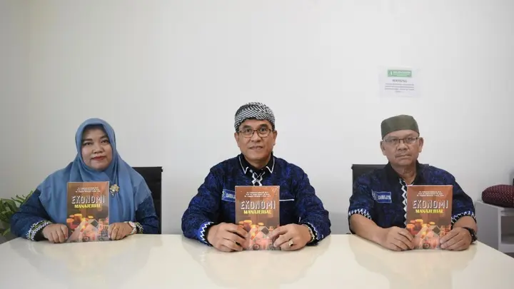 Sampul: Tiga Dosen Pascasarjana IIB Darmajaya Menerbitkan Buku Inovatif ‘Ekonomi Manajerial’ untuk Meningkatkan Pemahaman Mahasiswa