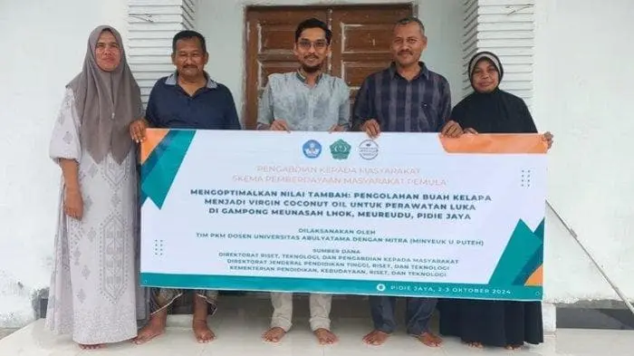 Sampul: Pelatihan Olah Kelapa Tua Jadi VCO untuk Perawatan Luka oleh Dosen Universitas Abulyatama di Pidie Jaya