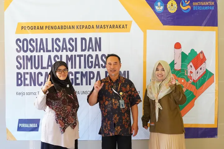 Sampul: Tingkatkan Kesiapsiagaan Siswa Baru, Tim Dosen Unsoed Gelar Simulasi Gempa dalam Rangkaian MPLS di SMAN 1 Padamara