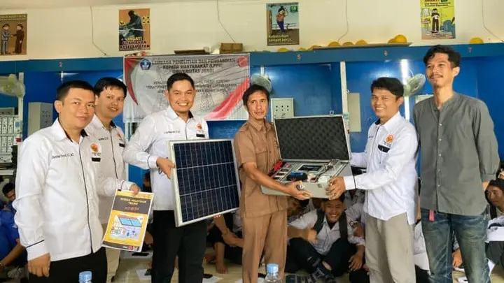 Sampul: Dosen Teknik Elektro UNJA Mengenalkan Teknologi PLTS ke Sekolah Menengah Kejuruan untuk Meningkatkan Pemahaman Energi Terbarukan