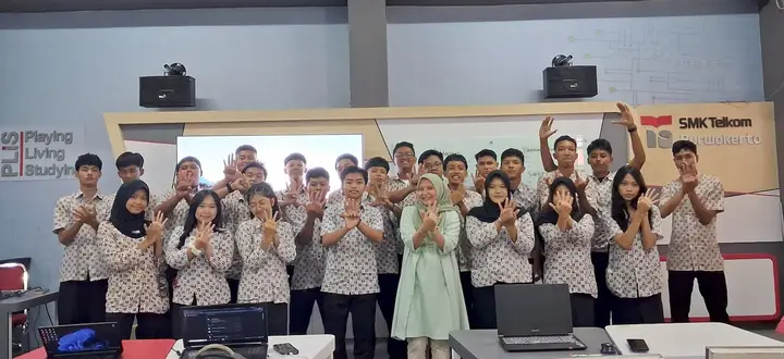 Sampul: Dosen Amikom Purwokerto Latih Siswa SMK Bangun Portofolio Digital Berbasis AI