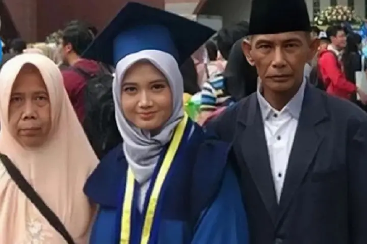 Sampul: Dari Becak ke Bangku Dosen: Hera Putri Lulus S2 ITB di Usia 22 Tahun, Kini Mengajar Kimia