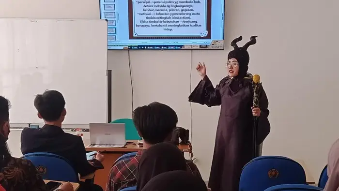 Sampul: Inovatif dan Unik! Dosen Unej Berbusana Cosplay saat Mengajar untuk Mengusir Kebosanan Mahasiswa