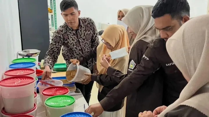 Sampul: Unimal dan DKPPP Lhokseumawe Latih Penyuluh Perikanan Buat Pakan Ikan dari Limbah Lokal