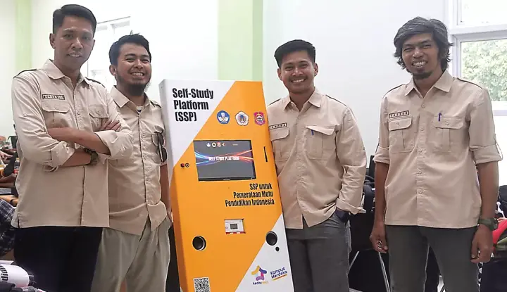 Sampul: Inovasi Ikhsan dan Timnya dalam Membuat Sistem Pembelajaran Digital Berbasis Energi Surya