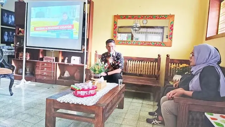 Sampul: Inovasi Terbaru: Dosen Unmer Malang Berkolaborasi dengan GS4 Woodcraft dalam Pengembangan Produk dan Pemasaran Kerajinan Kayu Digital