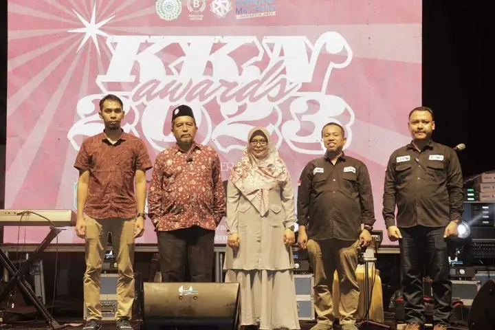 Sampul: Apresiasi Kreativitas Dosen dan Mahasiswa: KKN Award 2023 LPPM UMRI