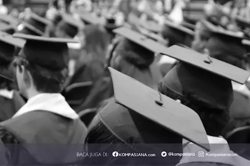 Sampul: Pengalaman Mahasiswa Sastra Inggris dalam PPL: Membangun Kompetensi Profesional dan Kreativitas