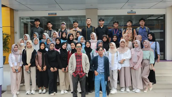 Sampul: Dosen Milenial x Gen Z Berkolaborasi dengan Humas Universitas Amikom Purwokerto: Optimalisasi Media Digital untuk Meningkatkan Daya Tarik Perguruan Tinggi
