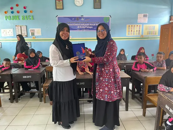 Sampul: Dosen Prodi Ilmu Kelautan UMPalopo Sosialisasikan Literasi Laut pada Anak-Anak di SD Tappong dan SD Ponjalae