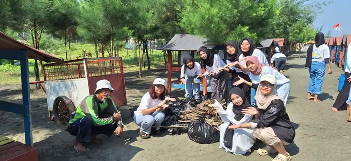 Sampul: Aksi Bersih Pantai Tirang oleh Dosen dan Mahasiswa Tata Boga UNNES Wujudkan Kepedulian Lingkungan