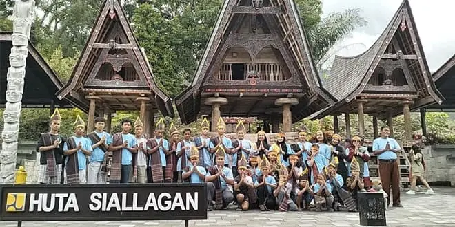 Sampul: Dosen Universitas Al Washliyah Medan Meningkatkan Kecakapan Bahasa Inggris Masyarakat Siallagan Melalui Program Pengabdian Kepada Masyarakat