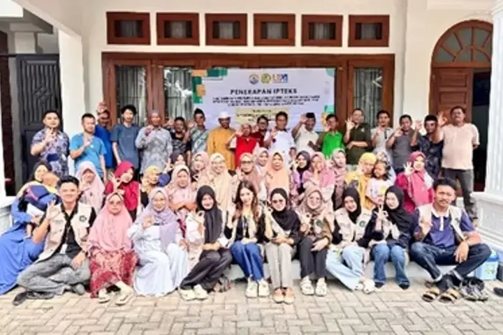 Sampul: Dosen Unsoed Latih Warga Desa Rakit Olah Sampah Jadi Ecoenzym dan Peluang Usaha