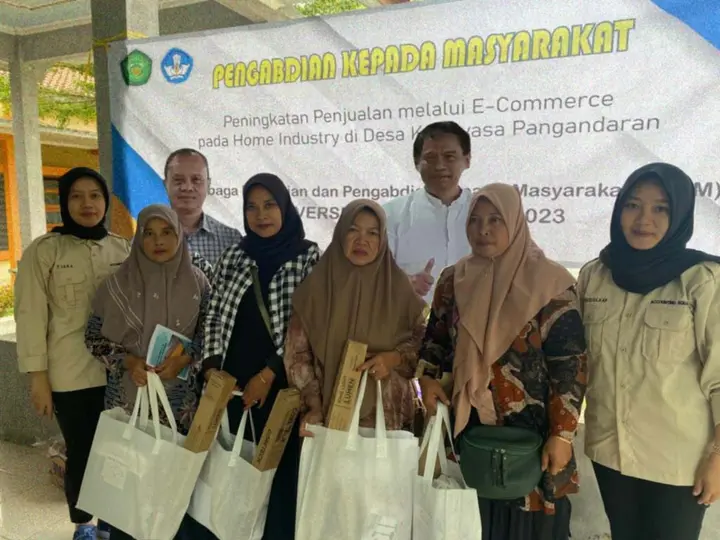 Sampul: Dosen Universitas Siliwangi Bantu UMKM Desa Kertayasa Tingkatkan Penjualan melalui Pemasaran Digital