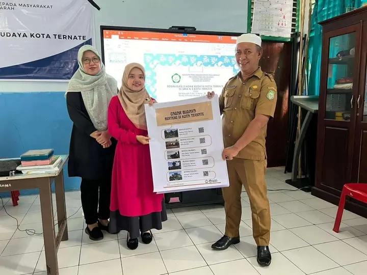 Sampul: Dosen Unkhair Kenalkan Cagar Budaya Melalui Poster Digital kepada Siswa SMAN 3 Kota Ternate